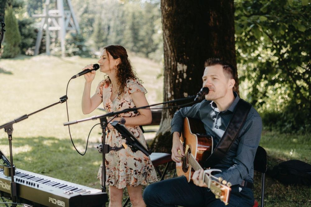 Akustik Duo Coverage mit Sängerin und Gitarrist für freie Trauung